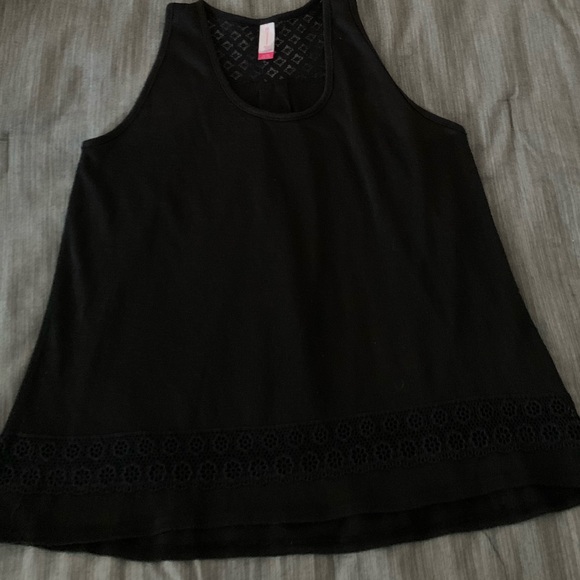 2 flowy tanks with crochet details - Picture 8 of 12